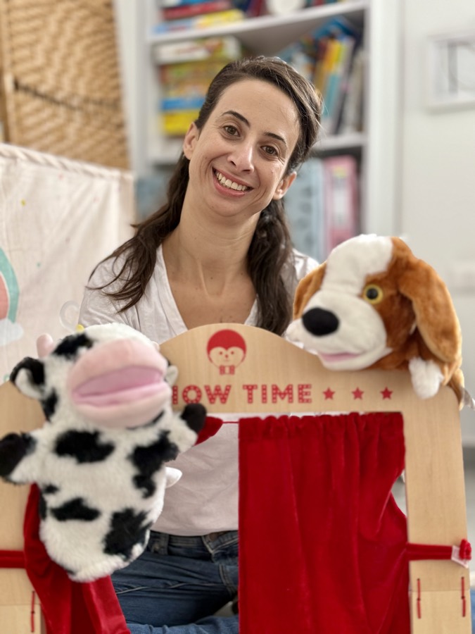 מעיין דן, קלינאית תקשורת, מחייכת בקליניקה שלה